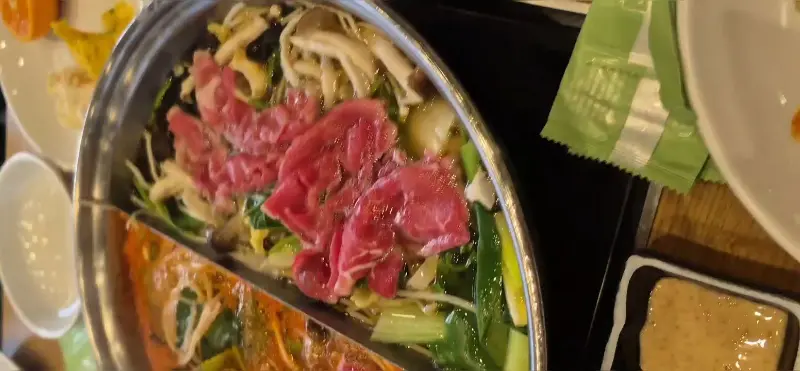 육수에 샤브샤브 고기 투하!