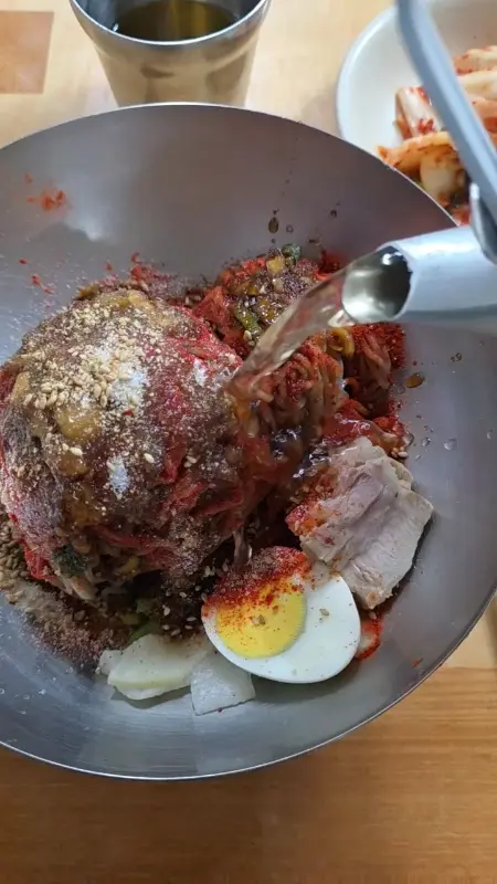 육수를 부어 먹는 막국수