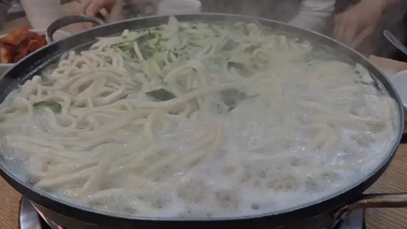 끓고 있는 바지락칼국수