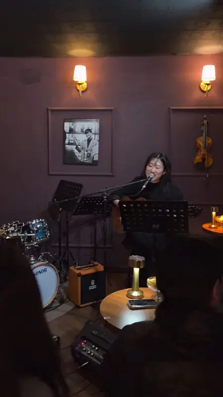 라이브 재즈 공연 중인 연주자의 모습이 담긴 영상 썸네일 이미지