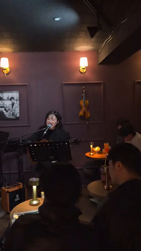 재즈 보컬 공연 장면을 담은 영상 썸네일