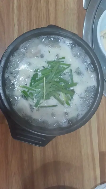 뚝배기에 담겨져 나오는 굴국밥