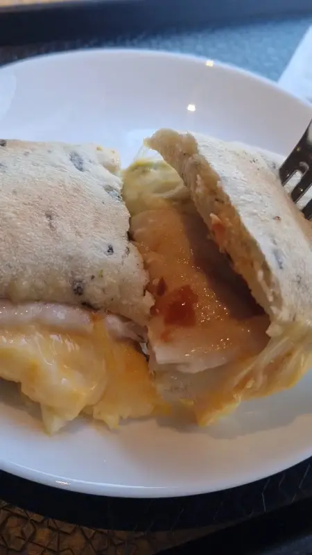 햄루꼴라 샌드위치의 단면