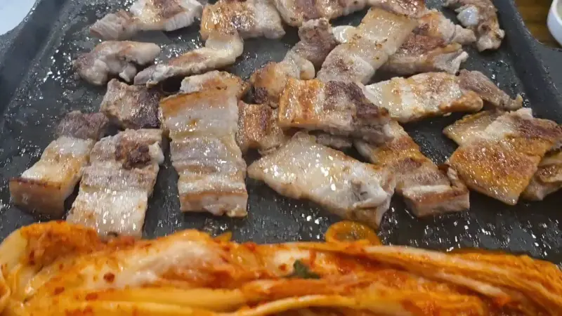 노릇하게 구워진 삼겹살