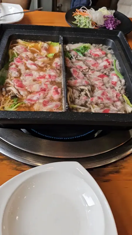 반반 육수에 샤브샤브를 즐기는 모습