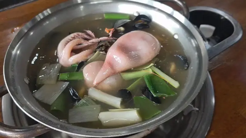 해산물과 야채가 어우러진 칼국수