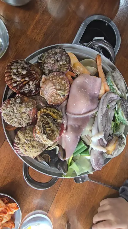 해산물이 가득한 칼국수 한 상