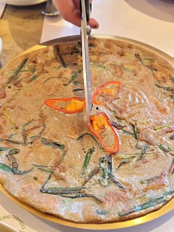 메밀전 자르는 모습