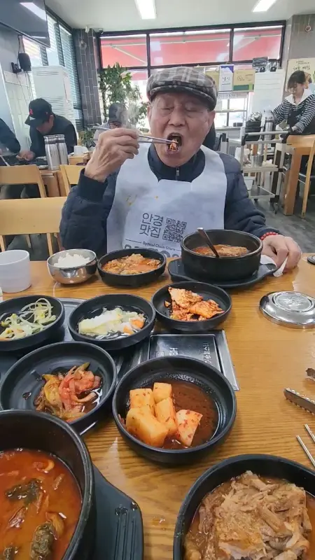 감자탕을 맛있게 먹는 손님