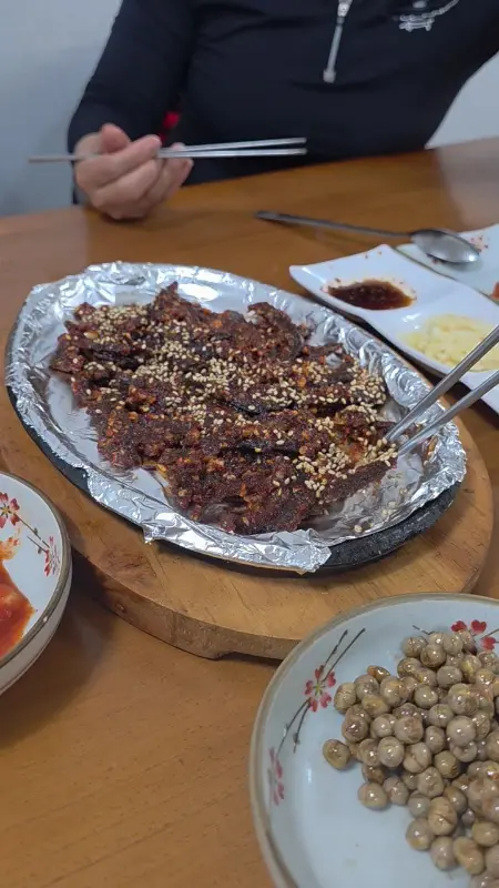 윤기가 좔좔 흐르는 미꾸라지 튀김