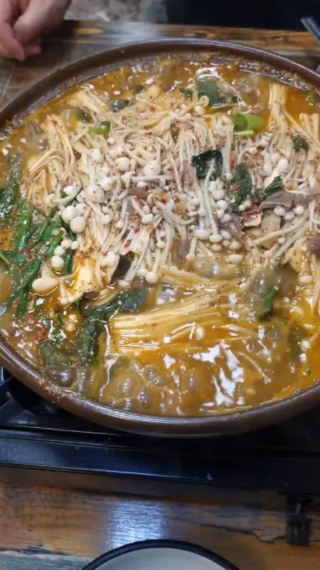 흑염소 전골이 끓는 모습