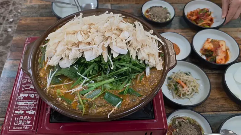 흑염소 전골의 푸짐한 비주얼