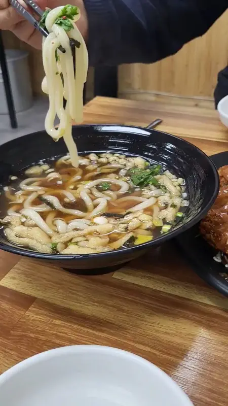 탱글탱글한 면발이 살아있는 가락국수