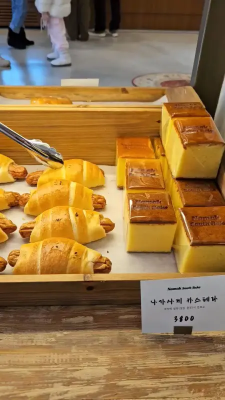 다양한 빵들이 진열된 모습