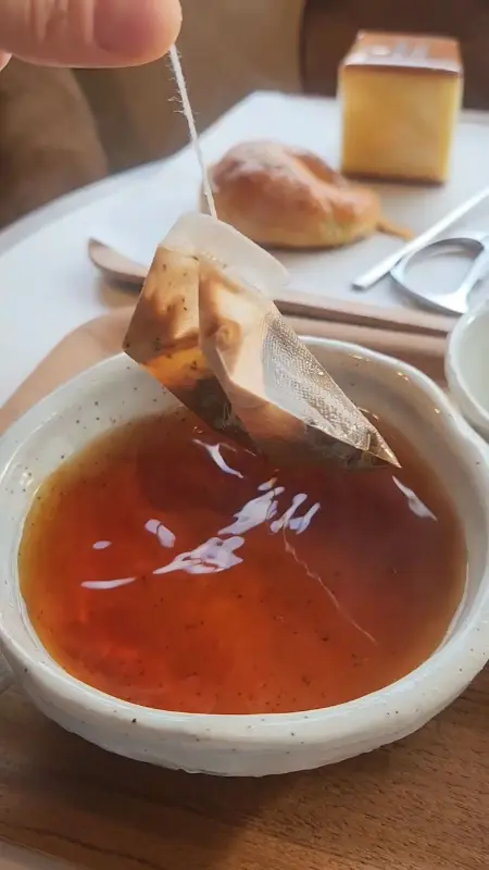 차와 디저트 세팅 사진