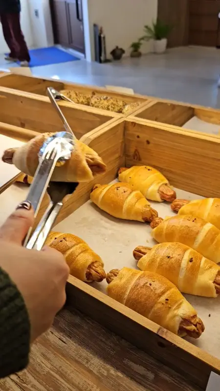 소세지빵을 집게로 집는 모습