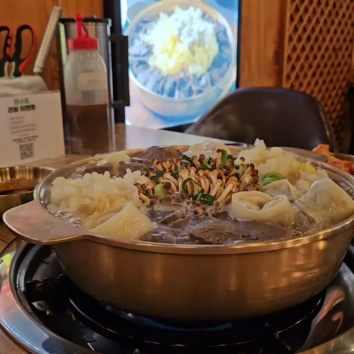 테이블 위 한우만두전골