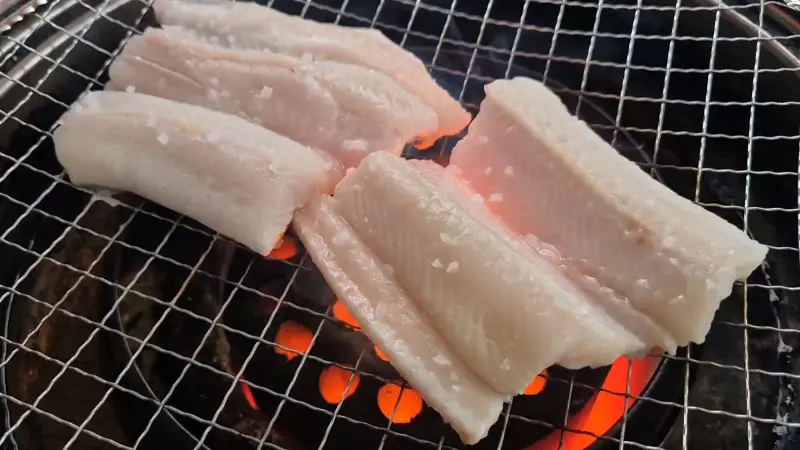 연탄불 위에서 구워지는 꼼장어