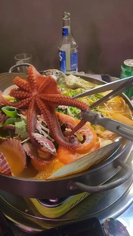 싱싱한 해산물이 가득한 해물탕