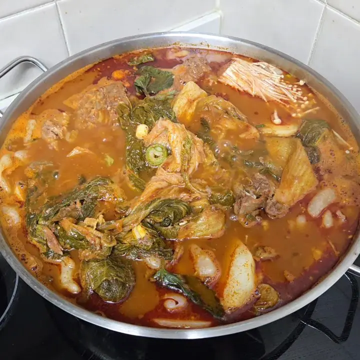 감자탕이 끓고 있는 생생한 모습