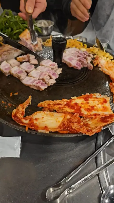 솥뚜껑에 구워먹는 삼겹살