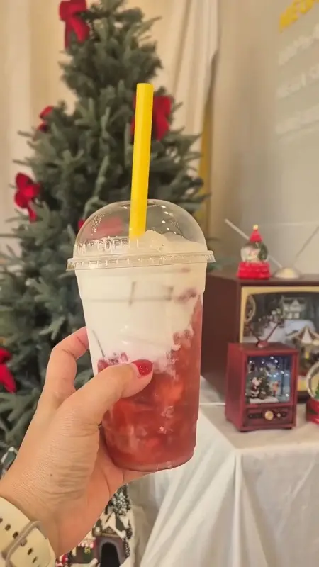 딸기 과육이 듬뿍 들어간 딸기라떼