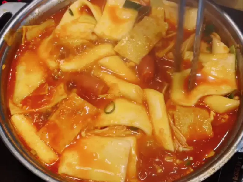 보글보글 끓는 떡볶이