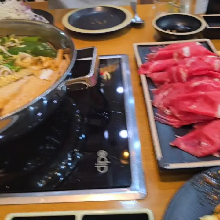 샤브샤브 냄비에서 익어가는 소고기와 야채