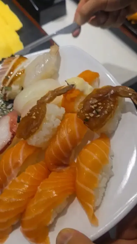 다양한 종류의 초밥이 담긴 접시