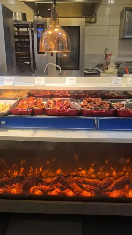 따뜻한 음식이 진열된 모습