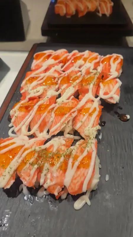 다양한 롤 초밥이 담긴 접시