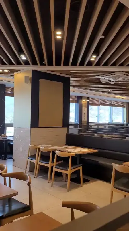 넓고 쾌적한 다이닝원 내부