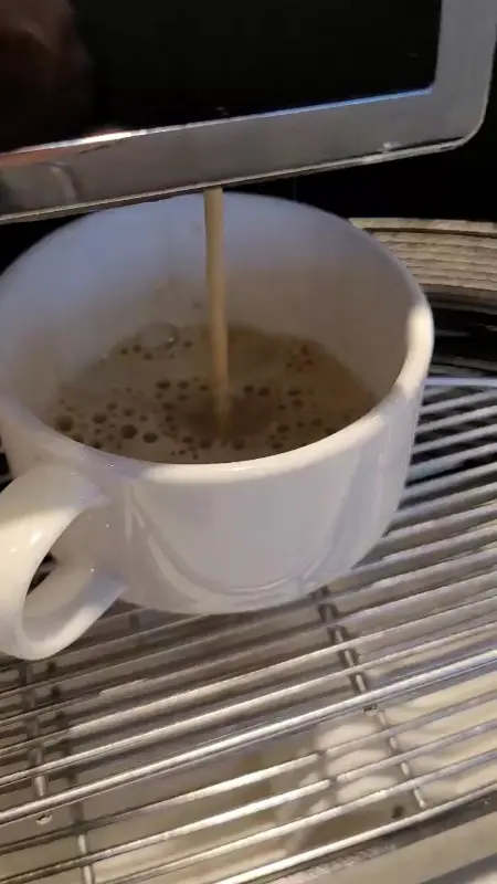 커피 머신에서 커피가 추출되는 모습