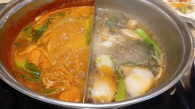 얼큰한 육수와 가쓰오부시 육수