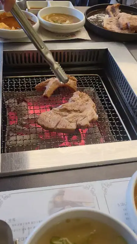 숯불에 구워지는 갈비