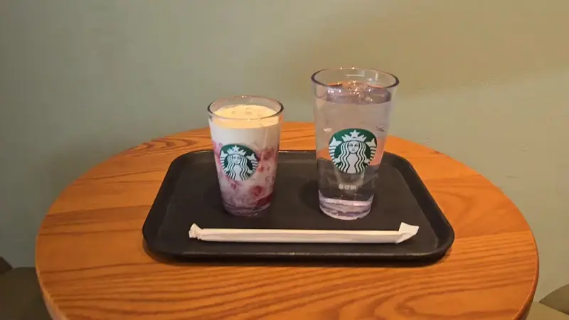 슈 폼 딸기 라떼와 물