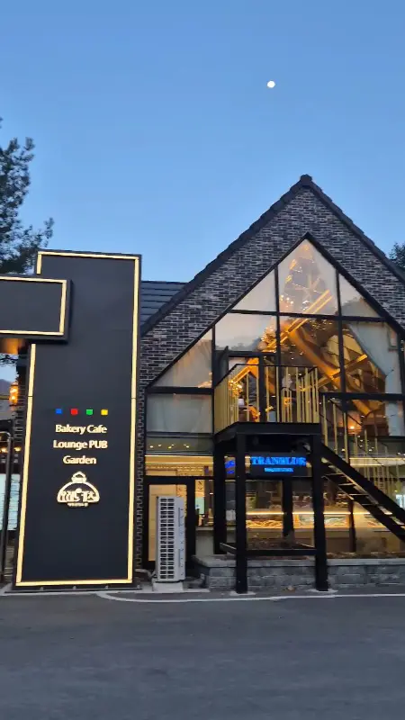 밤하늘 아래 빛나는 트랜블루 건물