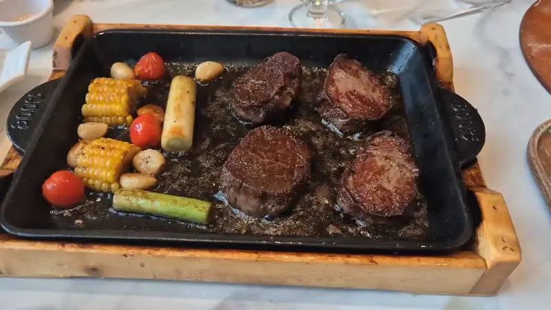 기버터 스테이크의 뜨거운 비주얼