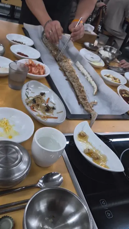 직원분의 화려한 갈치 해체쇼