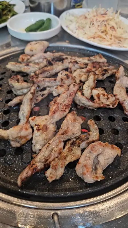 노릇노릇 구워진 닭목살 구이