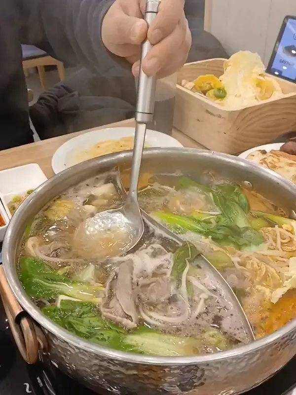 샤브샤브 먹는 모습