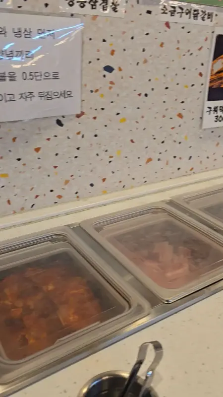 다양한 종류의 고기가 준비된 샐러드바