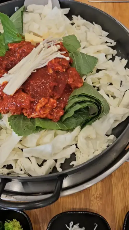 푸짐한 닭갈비와 각종 채소