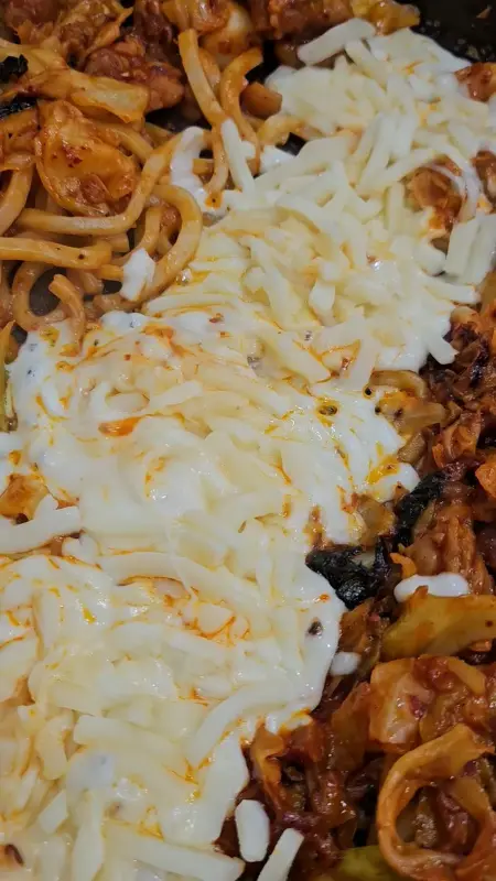 닭갈비 위에 뿌려지는 치즈
