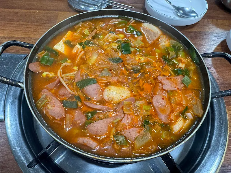 되wa골 부대찌개 메인 메뉴