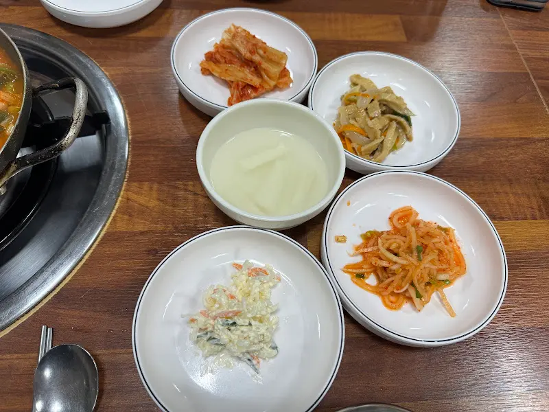 되wa골 부대찌개 기본 반찬