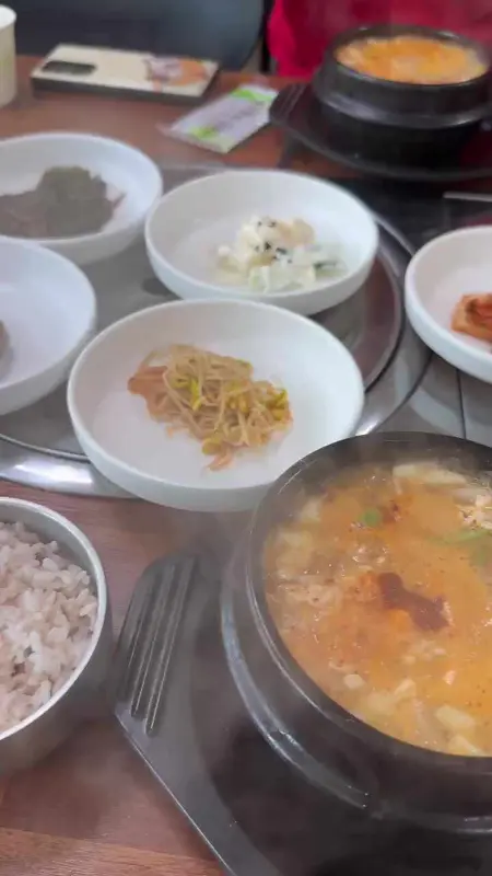뚝배기에 담긴 순두부찌개와 반찬