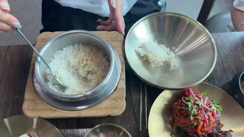 솥밥에서 밥을 덜어내는 모습