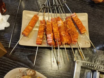 소음 속 쾌감, 이수역 숨은 양꼬치 맛집에서 펼쳐지는 미각 실험