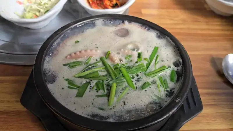 뽀얀 국물이 일품인 굴국밥